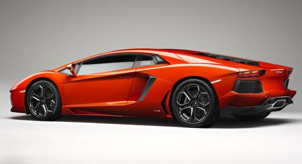 A true stealth bomber for the streets - Lamborghini Aventador LP700-4